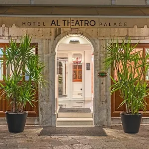 Al Theatro Palace Venise